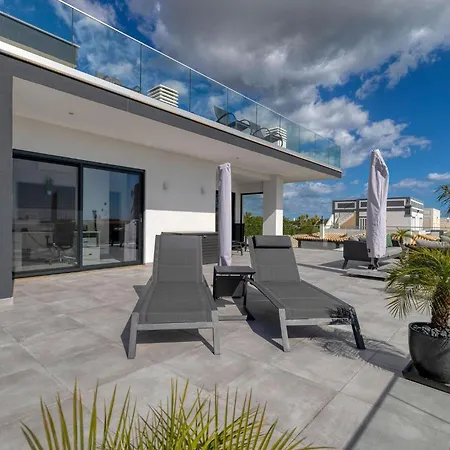 Manatee - Modern & Luxurious Villa