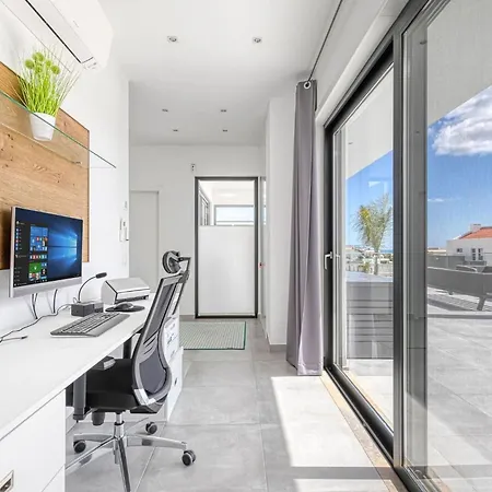 Manatee - Modern & Luxurious