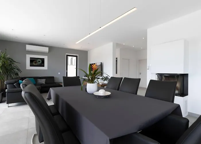 Manatee - Modern & Luxurious