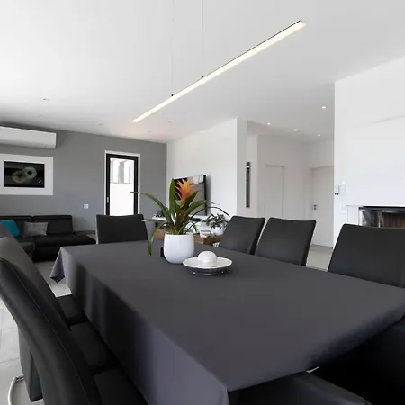 Manatee - Modern & Luxurious